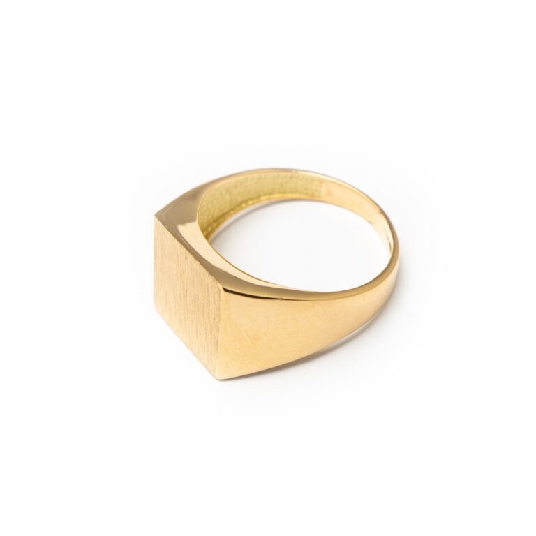 18KT YELLOW GOLD SQUARE SIGNET RING