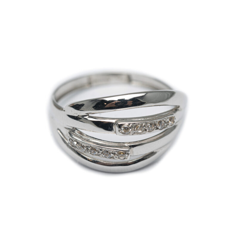 18kt White Gold Designed Ring.