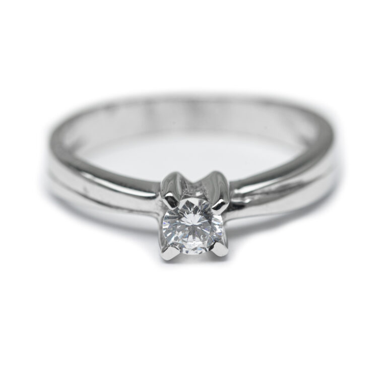 18kt White Gold Solitaire Ring.